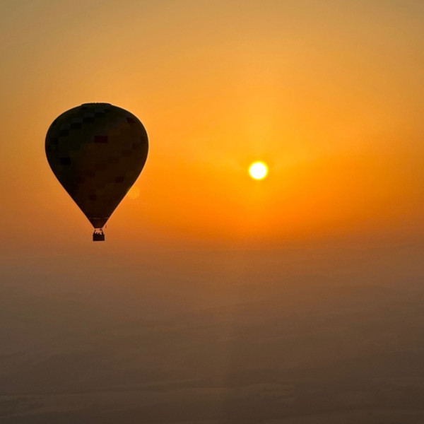 Photo de la montgolfière au lever de soleil 